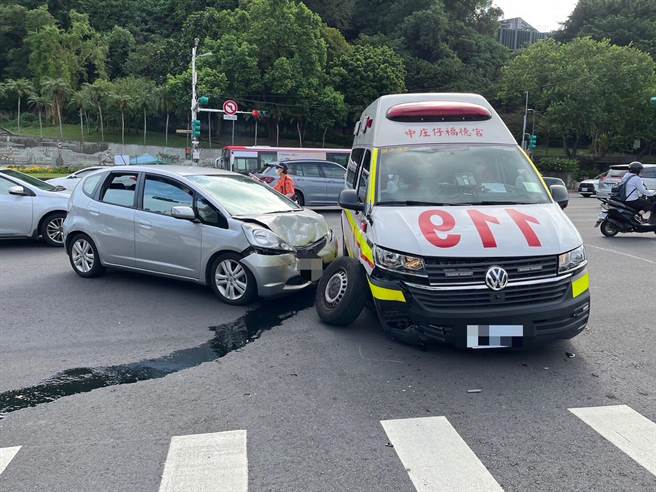 救护车在中山北路与自小客车发生车祸。（警方提供）
