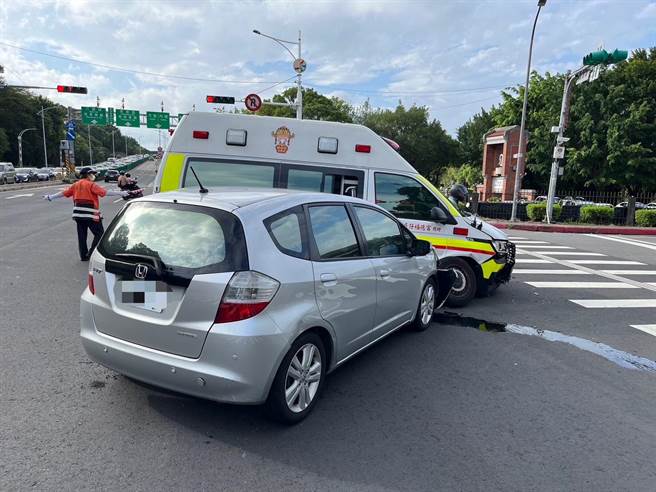 救护车在中山北路与自小客车发生车祸。（警方提供）