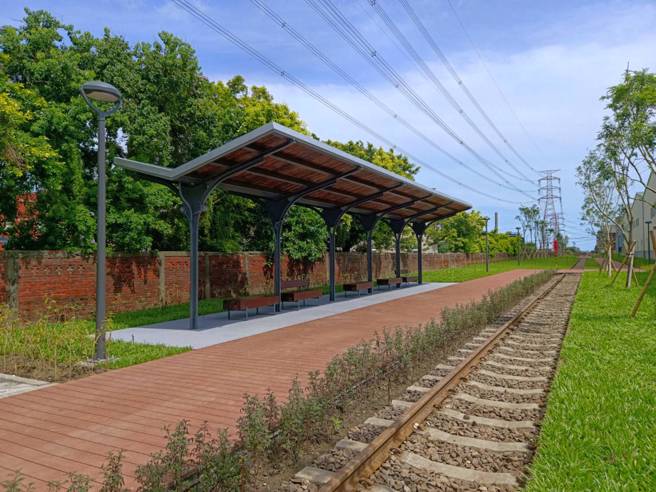 利用旧铁轨材料转换为新的休憩凉亭、座椅。(图/桃园市都发局提供)