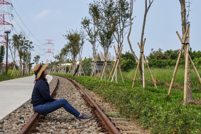 保留既有的铁道，来一场穿越时空的对话。(图/桃园市都发局提供)