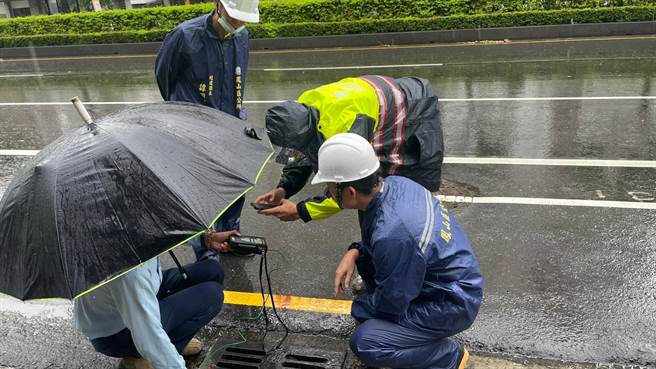 高雄凤山区建国路二段与精武路口3日因军方油管破裂，测得挥发性有机物。时过3天，同一处竟又传出刺鼻臭味。（李雅静提供／洪浩轩高雄传真）