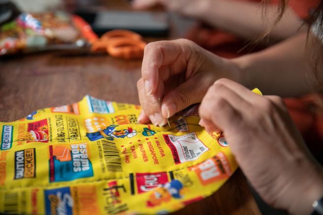 手作缝制的布卫生棉帮助非洲偏远村落女性终结月经贫穷，工作坊活动于10月9日推出，报名资讯请洽Pinway粉丝专页。（图片来源：爱女孩国际关怀协会提供）
