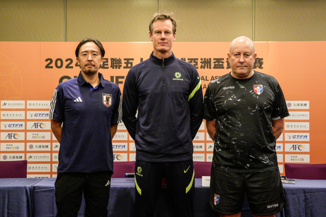 日本队总教练木暮贤一郎（左起）、澳洲教头道寧与中华队教头阿迪尔在赛前记者会合影。（中华足协提供）