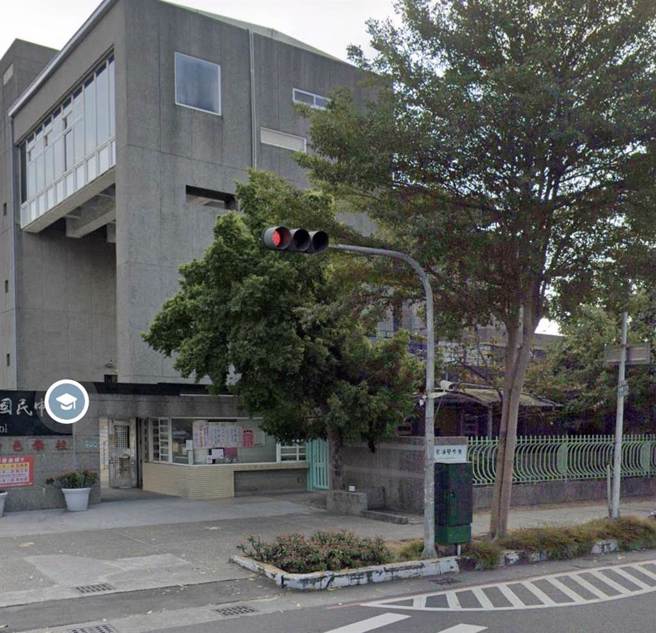 高雄某國中女警衛「雙膝跪地」臥鐵門旁身亡，相驗結果出爐。（翻攝自Google map街景／楊舒婷高雄傳真）