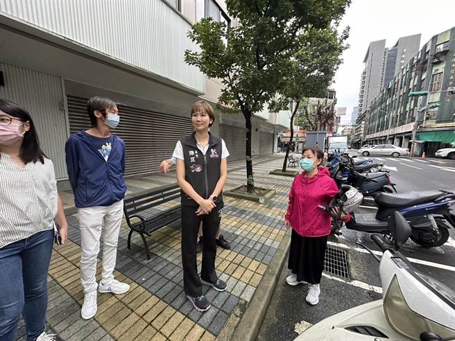 基隆市信义市场平日上午买菜人潮眾多，设有多处机车停车位，但下午后就较少机车停放，也形成空间浪费。对此市议员陈宜（中）与市府会勘，希望能增设特定时段汽机车的共用车位。（市议员陈宜提供／徐佑升基隆传真）