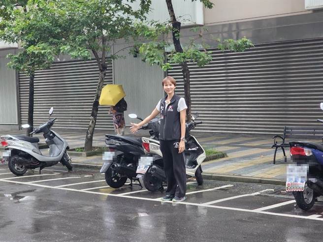 基隆市信义市场平日上午买菜人潮眾多，设有多处机车停车位，但下午后就较少机车停放，也形成空间浪费。对此市议员陈宜（中）与市府会勘，会后市府同意增设约6格汽机车共用车位，汽车可停放时间为下午3时至晚间10时。（市议员陈宜提供／徐佑升基隆传真）