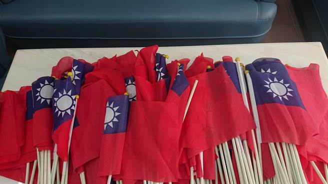 国民党台南市议员蔡育辉准备好2000支国旗，预告8日将把国旗送到国庆晚会每位重要贵宾手中。（程炳璋摄）