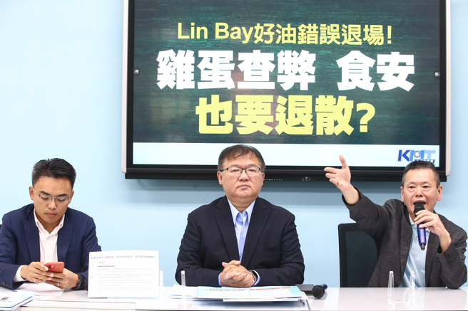 桃园市新兴冷冻食品购入美国冷冻猪前腿肉，与加拿大猪前腿肉混制成火锅肉片（重组肉），外包装原料原产地仅标示加拿大，没有标示美国，违反《食安法》。国民党立委林为洲（右起）、李德维、洪孟凯6日于国民党党团记者会再次痛批食药署，督导不实、稽查不力，违背政府对全国人民的承诺。（邓博仁摄）