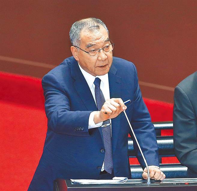 国防部长邱国正6日表示，他并不认识「台湾麻将最大党」党主席郭玺，但据他了解，海军曾聘郭担任1年顾问，但郭后来有些事情做太过分，就被「停掉」。（本报资料照片）