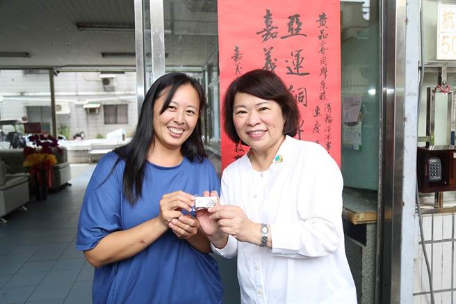 嘉义市长黄敏惠（右）到黄品睿家里贴红榜祝贺，黄妈妈欣喜道谢。（廖素慧摄）