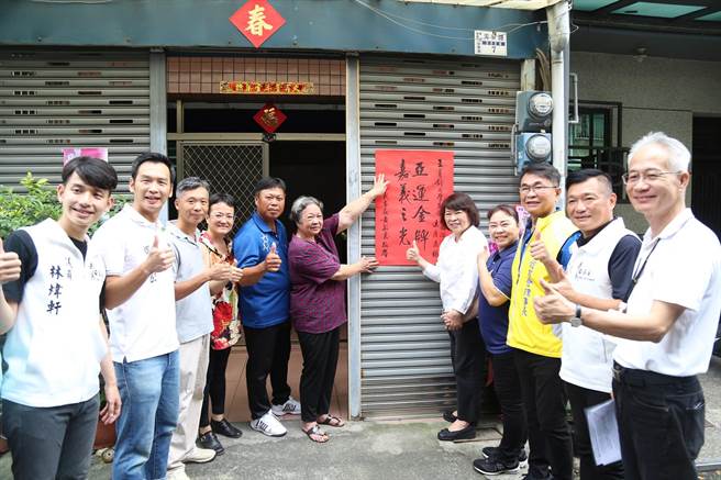 嘉义市长黄敏惠（右五）到王宥钧家贴红榜，王阿嬷（左六）欣喜道谢。（廖素慧摄）