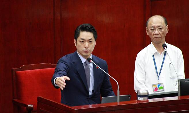 針對民進黨台北市議員陳怡君質疑是「基泰門神」，台北市長蔣萬安（左）也爆氣，要求陳怡君提出證據，否則就把話收回去。（丁上程攝）