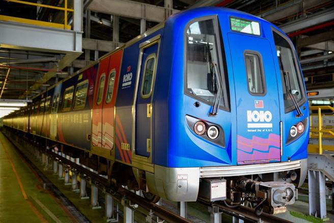 桃園市政府規畫「光輝十月榮耀桃園」活動，桃園機場捷運線同步推出國慶彩繪列車共同歡慶。（桃捷提供／蔡明亘桃園傳真）