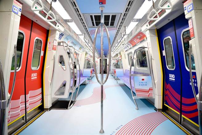 機捷推出國慶彩繪列車，車廂內外皆妝點國慶氛圍。（桃捷提供／蔡明亘桃園傳真）