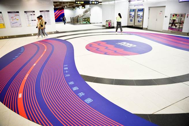 歡慶國慶月，機捷A22老街溪站入口處布置大型國慶地貼，增添國慶喜樂氣氛。（桃捷提供／蔡明亘桃園傳真）