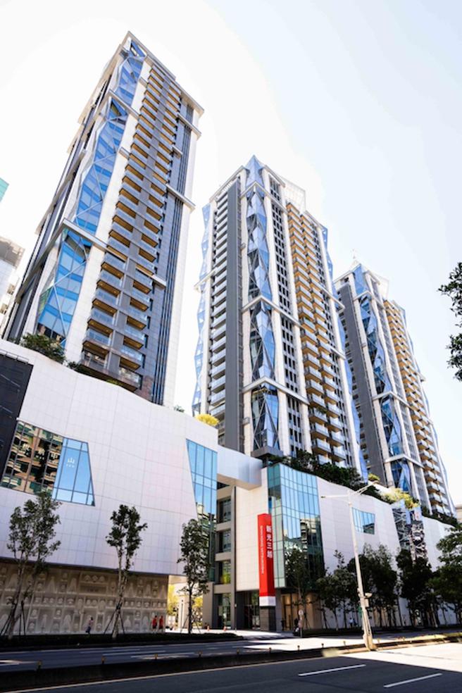 新光三越东区新店型DIAMOND TOWERS，传出明（7日）将试营运，对此业者低调回应。（石智中摄）