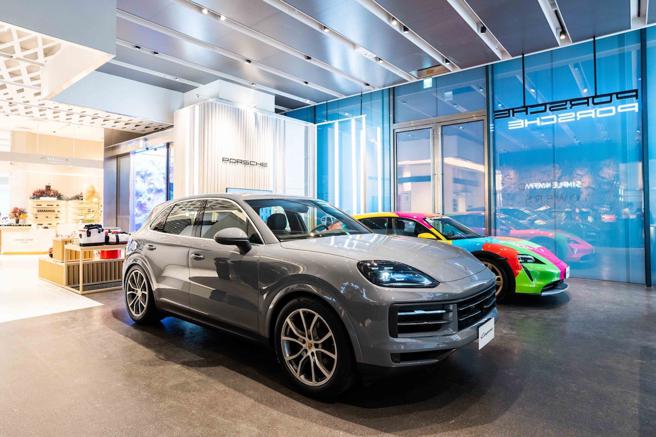 「DIAMOND TOWERS」独家品牌之一：保时捷全新电动概念店。（石智中摄）