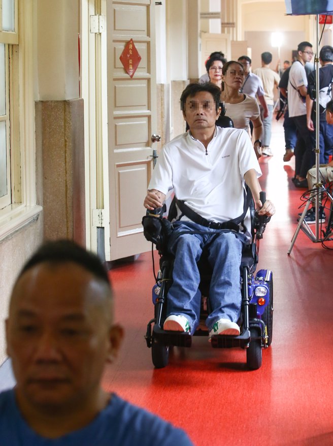 国民党立委温玉霞、王鸿薇6日举行记者会，多名重症失能者到场表示，被许多外籍看护签约后当作跳板，签约后很短期间内，就态度大变，逼迫他们同意让其转工。（邓博仁摄）