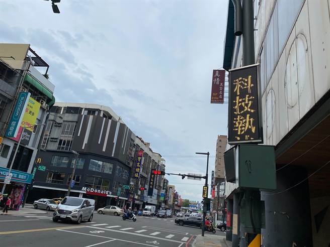 新竹市今年的交通改善大受中央与地方认同，改善方法包括警察局与交通处作专案报告，并利用科技执法、改善路口号志与标线等方法，立即解决个别区块交通数据升高问题。（陈育贤摄）