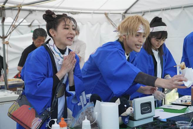 王彩桦、日本男星中间淳太在日本摆摊，吸引大批粉丝前往。（华视提供）