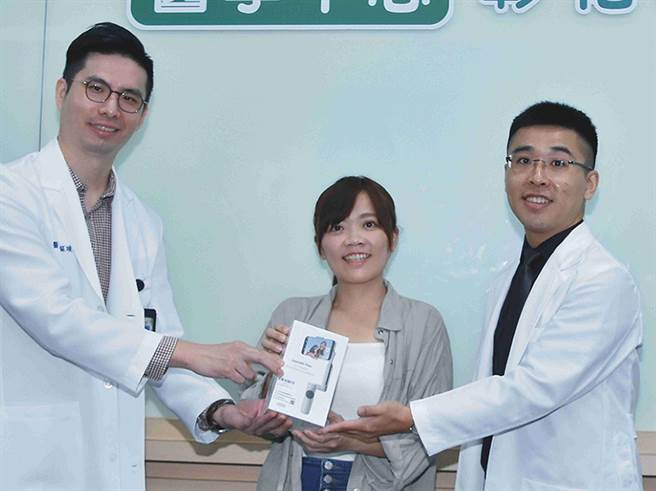 彰化基督医院医师陈良诚医师（右）与口腔外科主任医师苏竣扬（左），6日在医院内赠送手机稳定器给回院分享治疗经验的女设计师（中）。（彰化基督教医院提供／孙英哲彰化传真）
