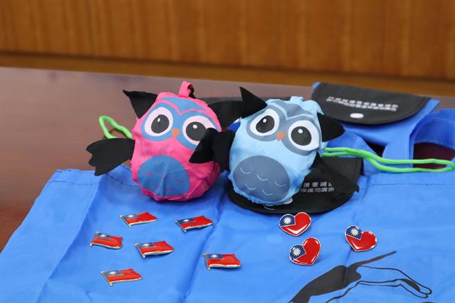 新竹县政府6日曝光国庆升旗典礼限量小物，包含随机两款造型的国旗小徽章以及环保袋。（邱立雅摄）