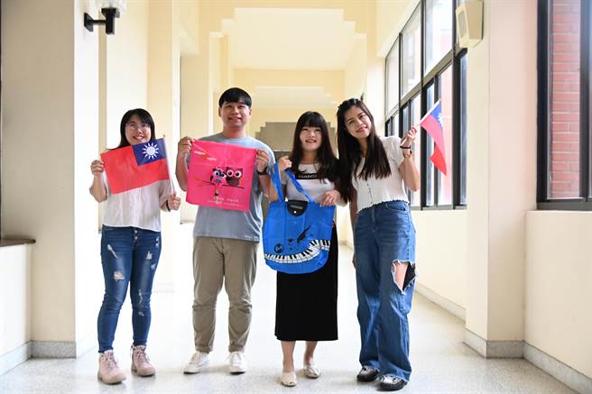 新竹县政府在6日主管会报结束后，公开今年县府升旗典礼赠送的国庆小物，包括可爱国旗徽章以及环保袋。（邱立雅摄）