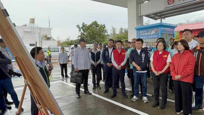 中颱小犬5日狂风肆虐恒春半岛，屏200县道300电杆倒了43根，截至6日下午2时，满州乡还有4000余户停电中，灾情惨重，蔡英文总统下午到场勘灾。（谢佳潾摄）