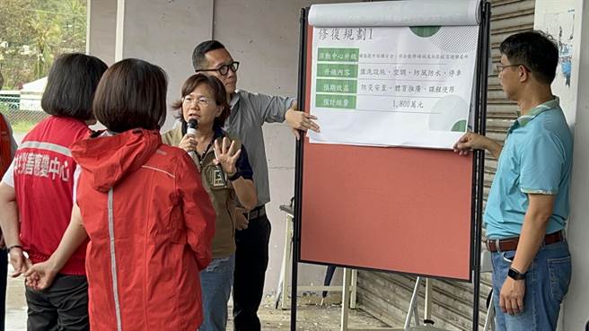 中颱小犬5日狂风肆虐恒春半岛，屏200县道300电杆倒了43根，截至6日下午2时，满州乡还有4000余户停电中，灾情惨重，蔡英文总统下午到场勘灾。（谢佳潾摄）