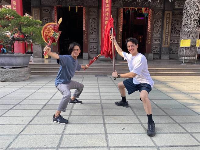 松野高志（右）、健太郎到正统鹿耳门圣母庙。（日本的高志提供）