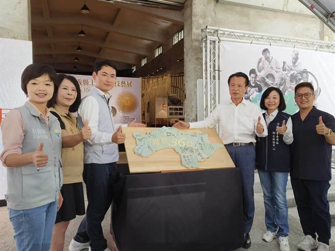 嘉義縣長翁章梁偕中埔鄉長李碧雲、文基會執行長陳尚雍等人為18鄉鎮技藝展開幕。（廖素慧攝）