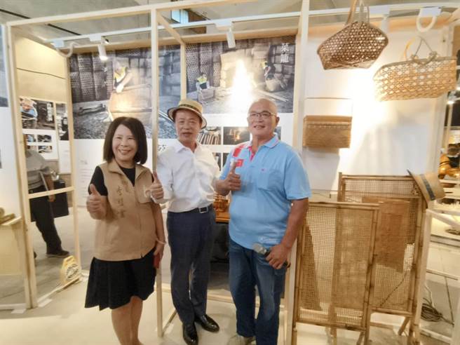 嘉義縣長翁章梁戴竹編帽與竹編藝師合照。（廖素慧攝）