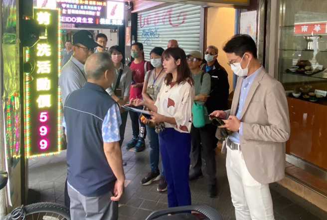 守护银髮族搭乘公车，许淑华6日和官员进行会勘。（图取自许淑华脸书）