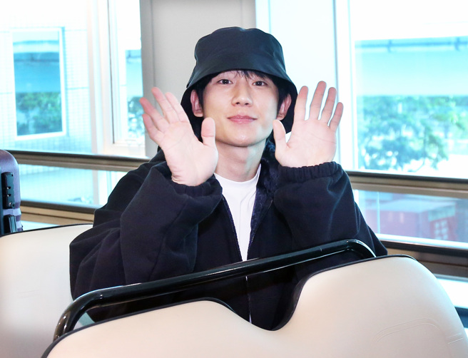 韩星丁海寅6日搭机抵台，出席出道10年的「THE 10TH SEASON」粉丝见面会。（范扬光摄） 