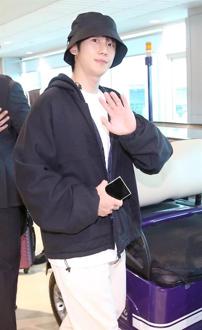 丁海寅身穿白色T恤搭配黑色连帽外套，休閒又不失帅气。（ 范扬光摄）