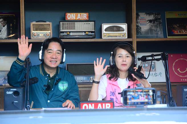 民进党总爨选人赖清德（左）到花莲与党籍立委参选人张美慧（右）谈花莲规划发展。（王志伟摄）