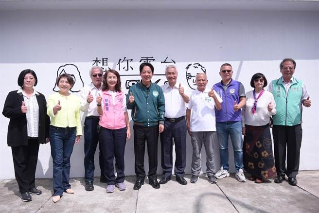 赖清德与花莲竞选团队合影。（张美慧办公室提供）