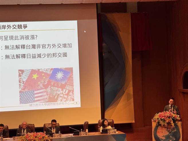 政治大學國際關係研究中心助理研究員曾偉峯在會上表示，我國市場資源遠弱於對岸，但高科技產業技術領先，因此不該喊去風險化，若去風險反而會讓台灣不具備優勢。（李奇叡攝）