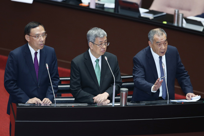 针对立委马文君在6日立法院总质询中要求立刻查潜舰国造泄密案，国防部长邱国正（右起）、行政院长陈建仁、法务部长蔡清祥上台答询表示会交给检调单位。（姚志平摄） 