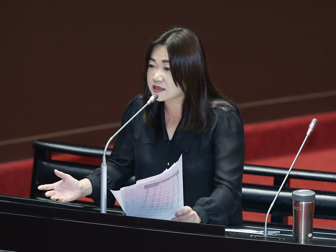 立委马文君6日在立法院总质询中，要求国防部与检调单位立刻查潜舰国造泄密案，并对外说明。（姚志平摄）