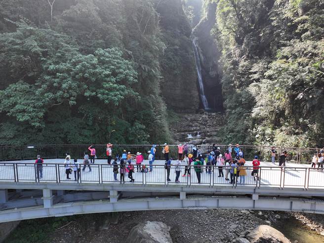 竹山鎮瑞龍園區採無障礙通行設計，適合全家出遊，扺達園區終點可近距離欣賞瑞龍瀑布。（南投縣政府提供／楊靜茹南投傳真）
