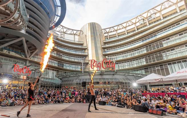 迎接雙十連假，巨城連續4天舉辦「第6屆Big City街頭藝術節」街藝派對市集和精彩決賽。（巨城提供／王惠慧新竹傳真）