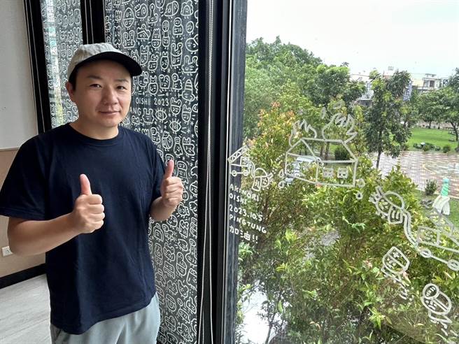 日本知名疗癒系画家大石晓规近日至东港爱明眼科作画，疗癒的画作遍及诊所各角落，当中有幅「屏东加油」的画作别具意义，是大石晓规向明扬爆炸案殉职的勇消及辛苦的医护致敬。（谢佳潾摄）