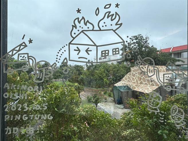 日本知名疗癒系画家大石晓规近日至东港爱明眼科作画，疗癒的画作遍及诊所各角落，当中有幅「屏东加油」的画作别具意义，是大石晓规向明扬爆炸案殉职的勇消及辛苦的医护致敬。（谢佳潾摄）