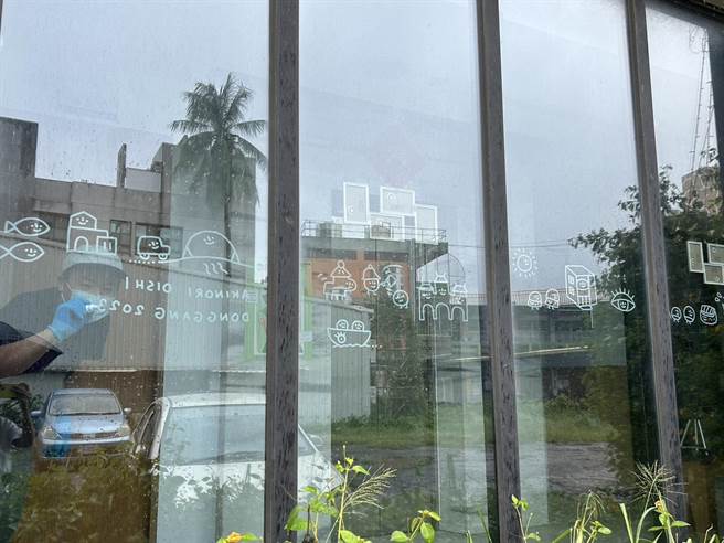 日本疗癒系画家大石晓规（AKINORI OISHI），以标志性的「绘小人物」闻名于世，来台10次的他近日首度造访屏东，并至热爱艺术的东港爱明眼科作画，疗癒的画作遍及诊所各角落。（谢佳潾摄）