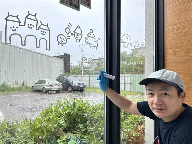 日本疗癒系画家大石晓规（AKINORI OISHI），以标志性的「绘小人物」闻名于世，来台10次的他近日首度造访屏东，并至热爱艺术的东港爱明眼科作画，疗癒的画作遍及诊所各角落。（谢佳潾摄）