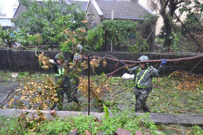 第四作战区表示，6日依各地方政府需求申请，持续投入「小犬颱风」灾后復原任务，派遣258员兵力，全力协助执行倒塌路树移除、道路障碍物清除、土石淤泥清除与环境清理等灾防工作。（第四作战区提供／林雅惠传真）