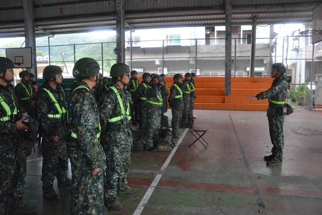 第四作战区表示，6日依各地方政府需求申请，持续投入「小犬颱风」灾后復原任务，派遣258员兵力，全力协助执行倒塌路树移除、道路障碍物清除、土石淤泥清除与环境清理等灾防工作。（第四作战区提供／林雅惠传真）