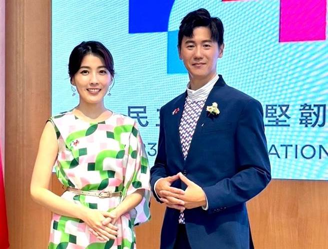 张琼芳（左）与相振为担任国庆大典主持人。（三立提供）