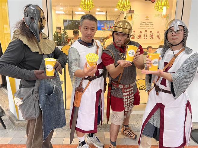 民间自办第四届盐埕奶茶节7日登场，今年共计41家在地老店、新创商店祭出优惠，民眾消费集点可换特色纪念品、抽饭店住宿券，月底还有罗马武士变装秀、双层巴士野餐等趣味活动。（盐埕研究所提供／袁庭尧高雄传真）